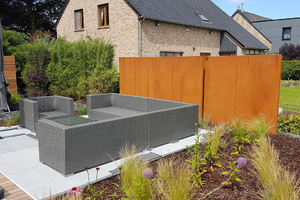 Panneaux brise-vue en acier Corten protégeant une terrasse.