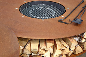 Brasero en acier Corten avec réserve de bois